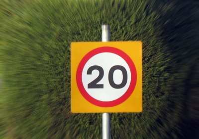 Nové údaje ukazují, že omezení rychlosti na 30 km/h (20 mil/h) zvyšuje bezpečnost silničního provozu ve Walesu