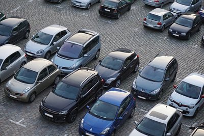 Nové partnerství poskytuje živé rezervace parkovacích míst přímo ve voze