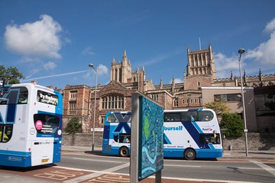 Ministerstvo dopravy ve Velké Británii zavádí pravidla, která vyžadují audiovizuální informace o trasách v autobusech