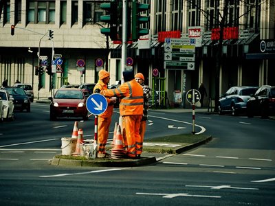 Bezpečnostní značky namontované na vozidle mohou pomoci zajistit bezpečnost pracovníků na silnicích